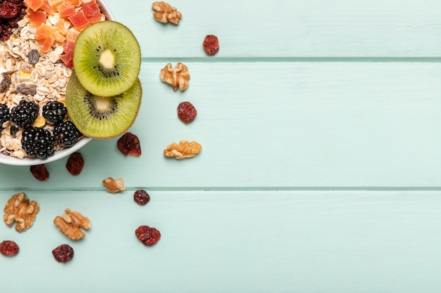 Kostenloses Foto gesundes frühstück der draufsicht mit müsli