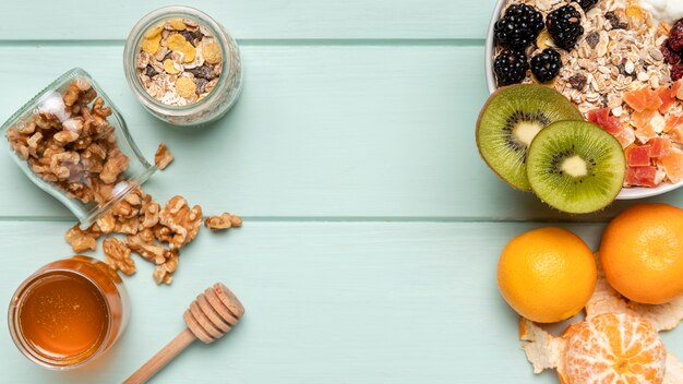 Gesundes Frühstück der Draufsicht mit Müsli