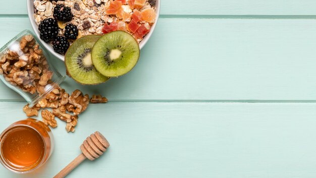 Gesundes Frühstück der Draufsicht mit Müsli