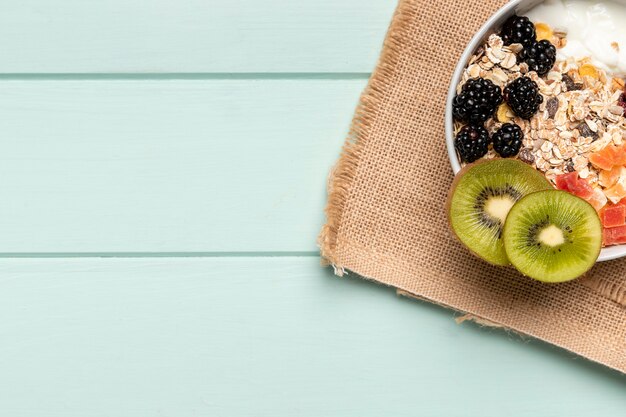 Kostenloses Foto gesundes frühstück der draufsicht mit müsli