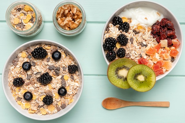 Gesundes Frühstück der Draufsicht mit Müsli