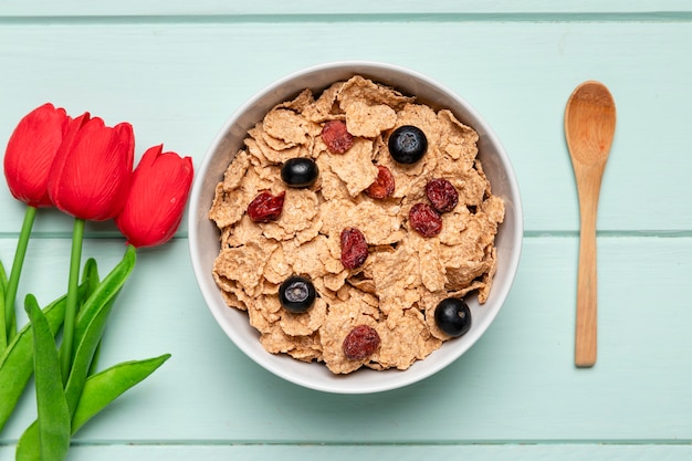 Gesundes Frühstück der Draufsicht mit Tulpen