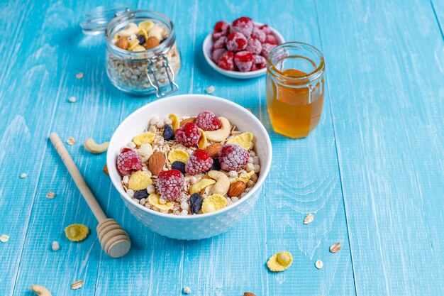 Gesundes Frühstück. Frisches Müsli, Müsli mit Nüssen und gefrorenen Beeren. Draufsicht. Speicherplatz kopieren.