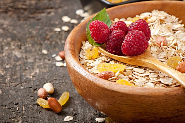 Gesundes Frühstück - Haferflocken und Beeren