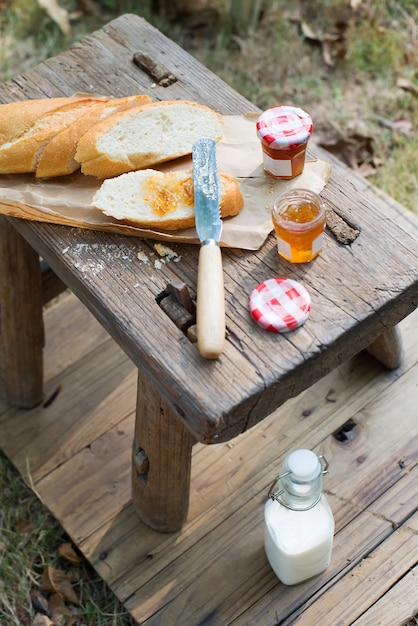 Kostenloses Foto gesundes frühstück im freien