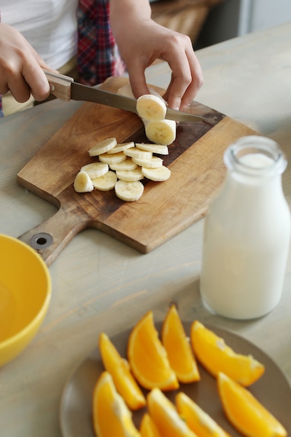 Gesundes Frühstück mit Früchten