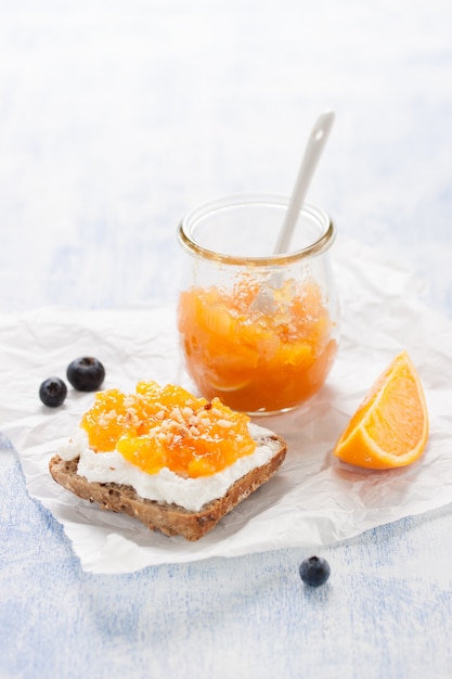 Kostenloses Foto gesundes frühstück mit ganzen brot und orangenmarmelade