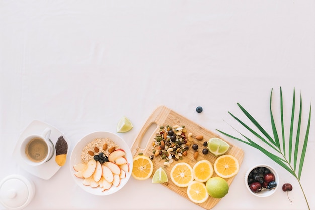 Gesundes Frühstück mit Haferflocken; Früchte und dryfruits auf weißem Hintergrund