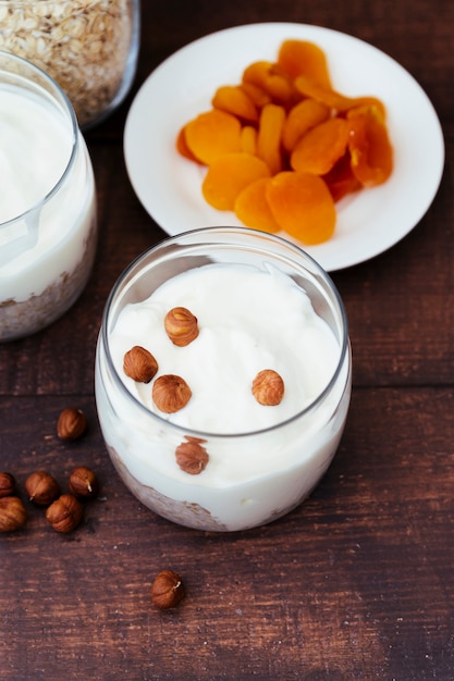 Gesundes Frühstück mit Joghurt und Trockenfrüchten