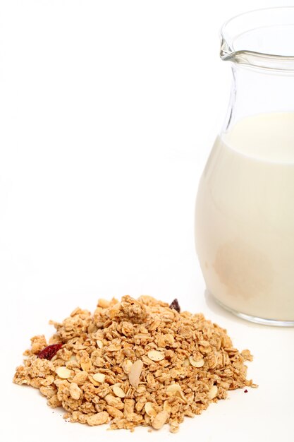 Gesundes Frühstück mit Milch und Müsli