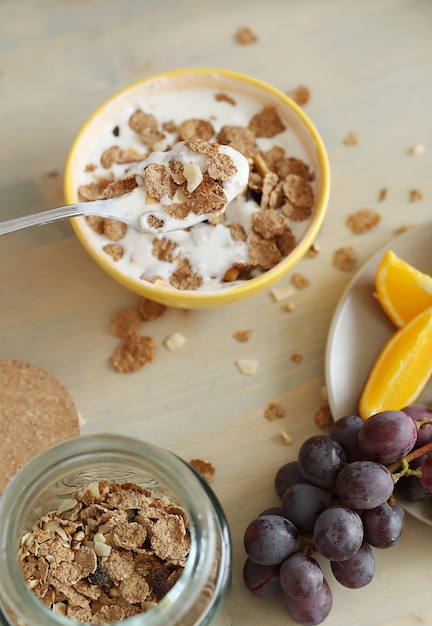 Gesundes Frühstück mit Müsli und Obst