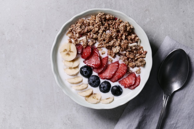 Gesundes Frühstück mit Müsli und Obst