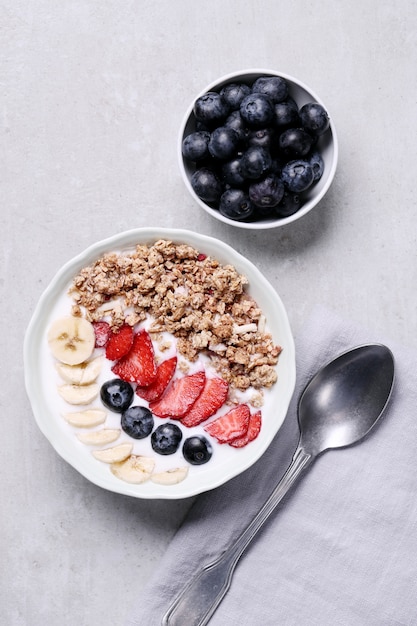 Gesundes Frühstück mit Müsli und Obst