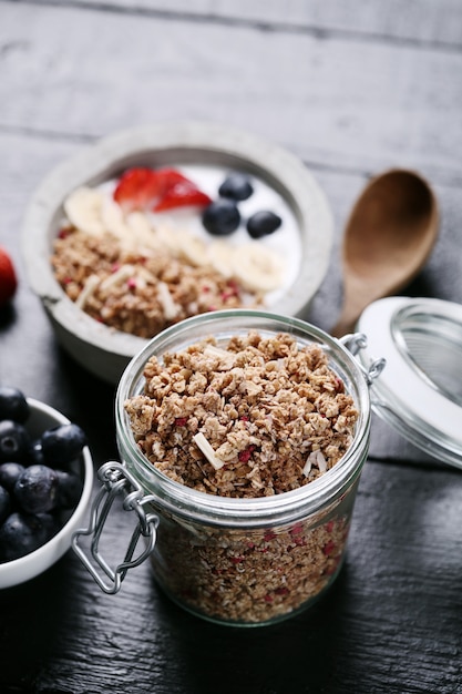 Gesundes Frühstück mit Müsli und Obst