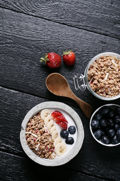 Gesundes Frühstück mit Müsli und Obst