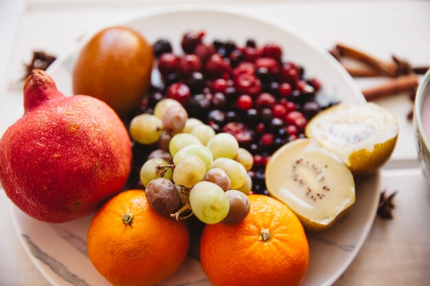 Gesundes Frühstückskonzept mit Früchten