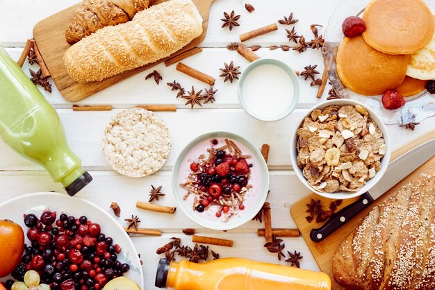 Gesundes Frühstückskonzept mit Joghurt