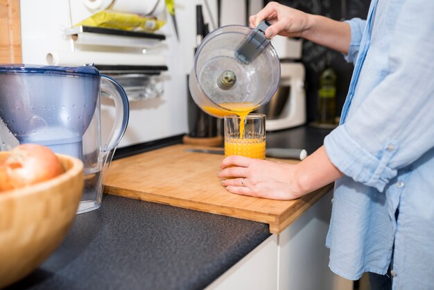 Gesundes Frühstückskonzept mit moderner Frau