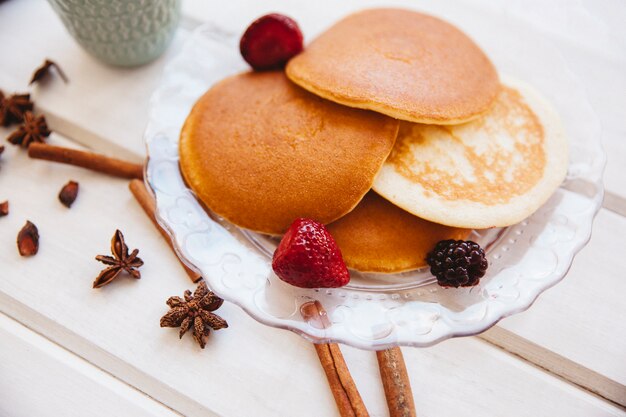 Gesundes Frühstückskonzept mit Pfannkuchen auf Teller