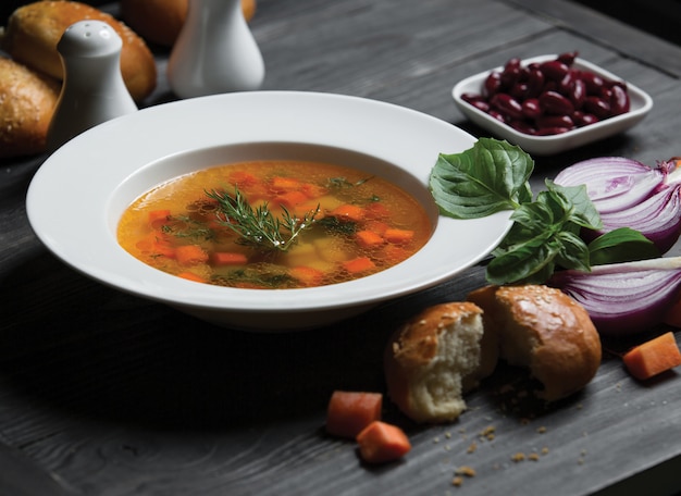 Gesundes Gemüsesoub mit Karotten in der Suppe