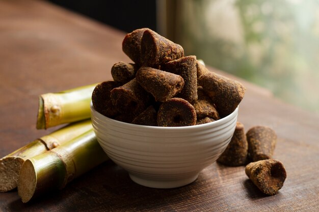 Gesundes Jaggery-Stillleben-Arrangement