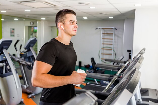 Gesundes Manntraining in der Turnhalle