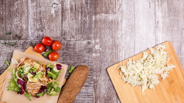 Gesundes Mittagessen aus Hähnchenbrust, Brot und Tomaten. Gesunder Lebensstil