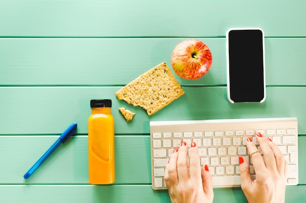 Kostenloses Foto gesundes nahrungsmittelkonzept mit tastatur