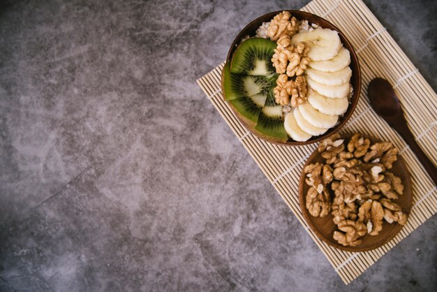 Gesundes Obst- und Nussfrühstück der Draufsicht