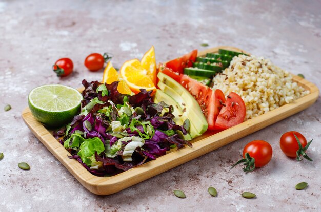 Gesundes vegetarisches ausgewogenes Nahrungsmittelkonzept, frischer Gemüsesalat, Buddha-Schüssel