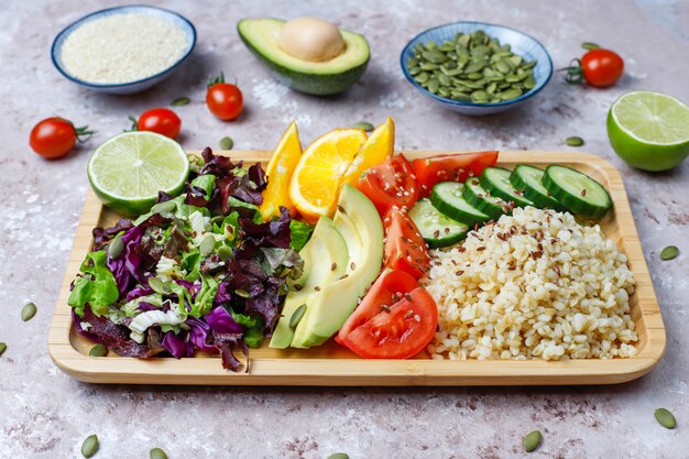 Gesundes vegetarisches ausgewogenes Nahrungsmittelkonzept, frischer Gemüsesalat, Buddha-Schüssel