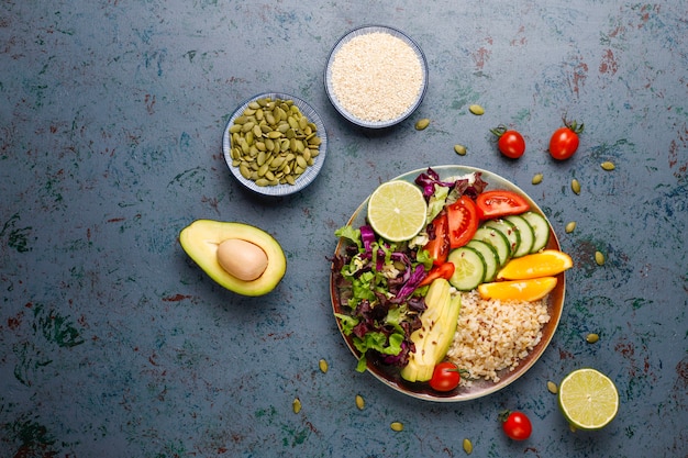 Gesundes vegetarisches ausgewogenes Nahrungsmittelkonzept, frischer Gemüsesalat, Buddha-Schüssel