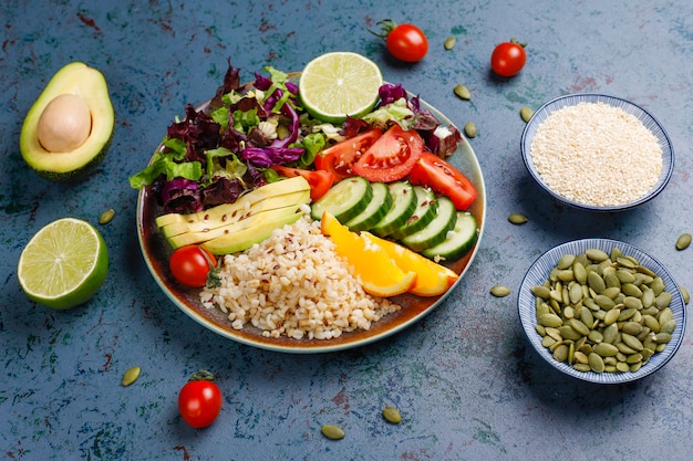 Gesundes vegetarisches ausgewogenes Nahrungsmittelkonzept, frischer Gemüsesalat, Buddha-Schüssel