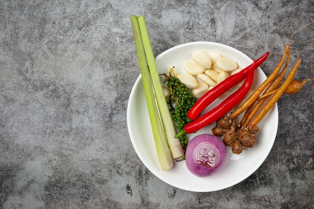 Gesundes vegetarisches Essen in Säcken mit Gemüse, Obst und Gemüse in Farbe Supermarkt einkaufen, Essen und saubere vegetarische Esskonzepte.