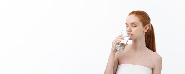 Kostenloses Foto gesundheit menschen essen sport lebensstil und beauty-inhalt lächelnde junge frau mit einem glas wasser