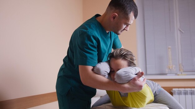 Gesundheitswesen für die wirbelsäule - arzt osteopath hat manuelle therapie für den nacken der frau, nahaufnahme