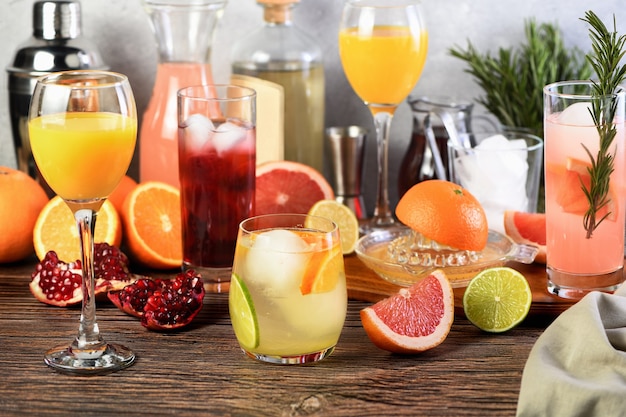 Getränke und cocktails gin-basis mit verschiedenen zitrusfrüchten