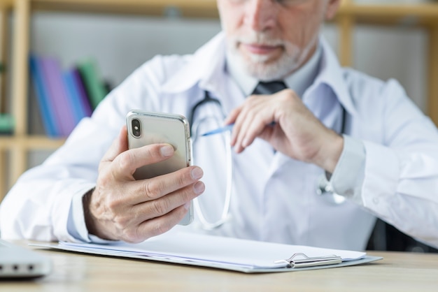 Getreide Doktor, der smarthone im Büro verwendet