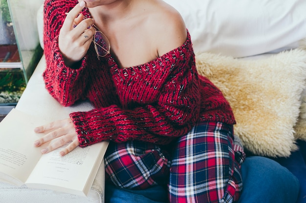 Getreide Frau mit Brille Buch zu lesen