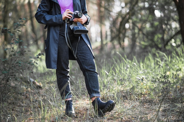 Getreide Frau mit Kamera im Wald
