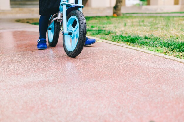 Getreide Mädchen mit Fahrrad auf dem Weg