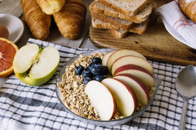 Kostenloses Foto getreide mit apfel und früchten