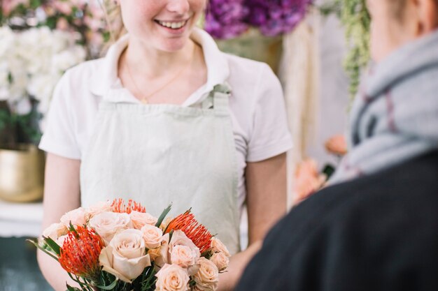 Getreidearbeiter, der Blumenstrauß für Kunden hat