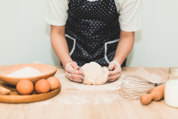 Kostenloses Foto getreidebäcker, der gesundes brot macht