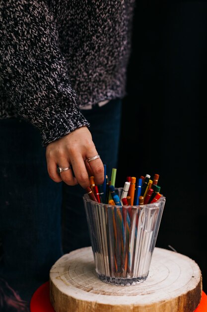 Getreidefrau, die Bleistift von der Schale nimmt