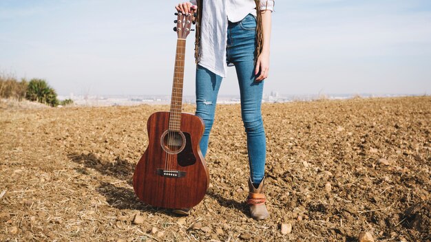 Getreidefrau mit Gitarre auf dem Gebiet