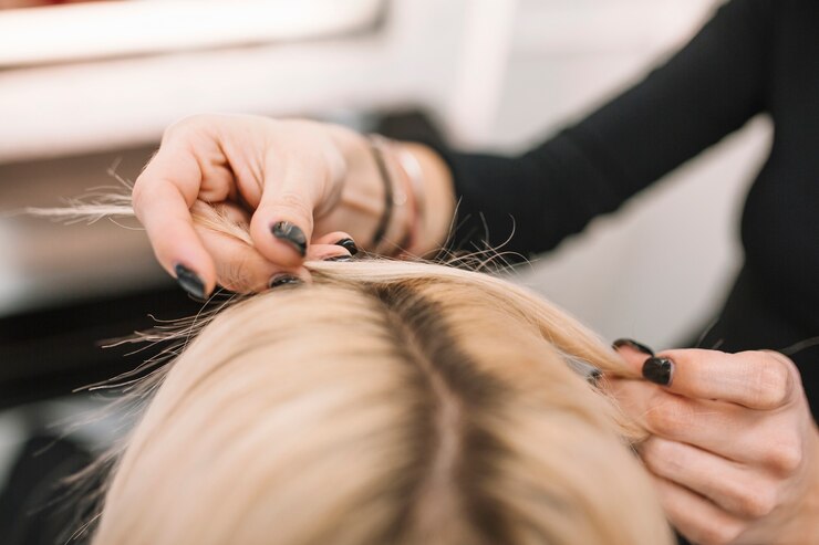 Kostenlose Foto getreidefriseur, der mit dem haar arbeitet
