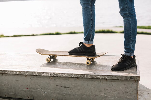 Getreidejugendlicher, der auf Skateboard auf Grenze tritt