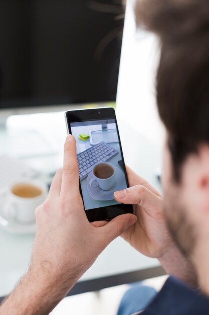 Getreidemann, der Foto der Schale im Büro macht