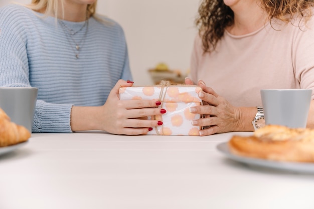 Getreidetochter, die der Mutter nettes Geschenk gibt